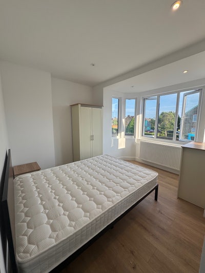 Modern Double En-Suite Room, Peaceful -&pound;0 Deposit! Main Photo