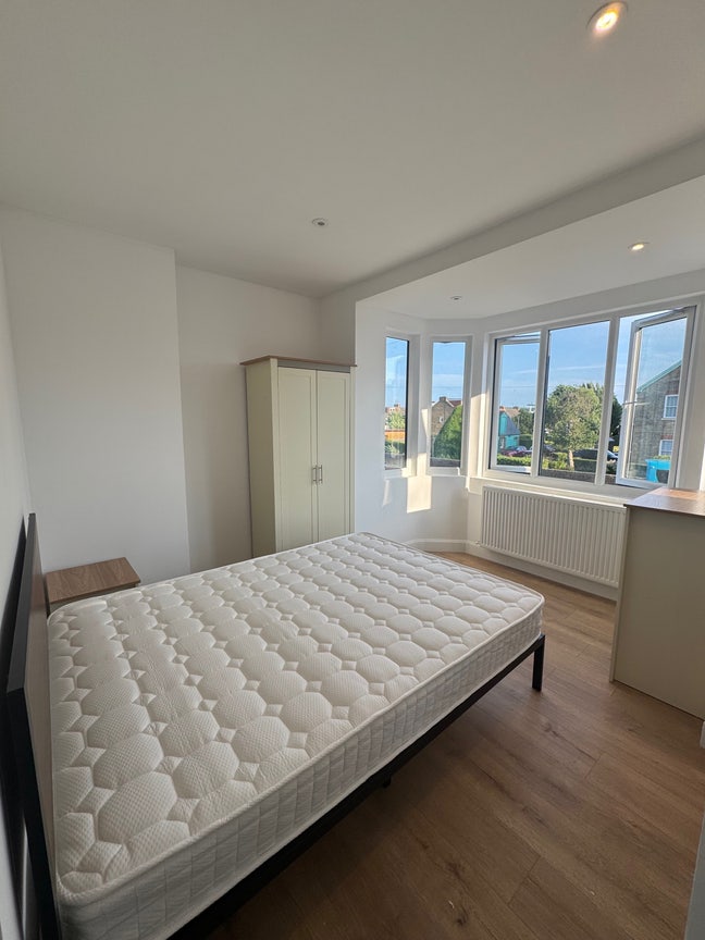 Modern Double En-Suite Room, Peaceful -&pound;0 Deposit! Main Photo
