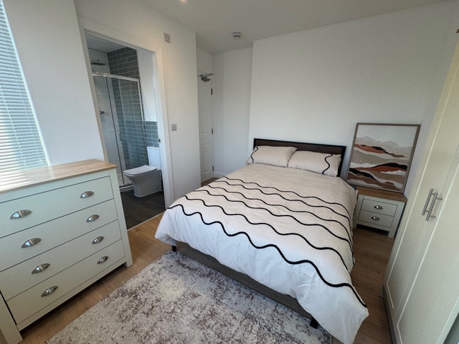 Modern Double En-Suite Room, Peaceful -&pound;0 Deposit! Main Photo