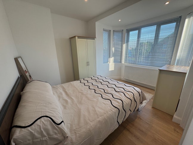 Modern Double En-Suite Room, Peaceful -&pound;0 Deposit! Main Photo