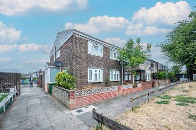 Spacious Furnished Double Room – Near plaistow E13 Main Photo