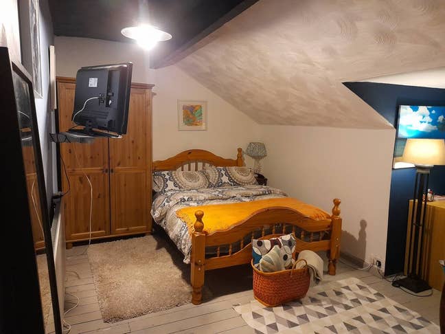 Spacious loft room Main Photo