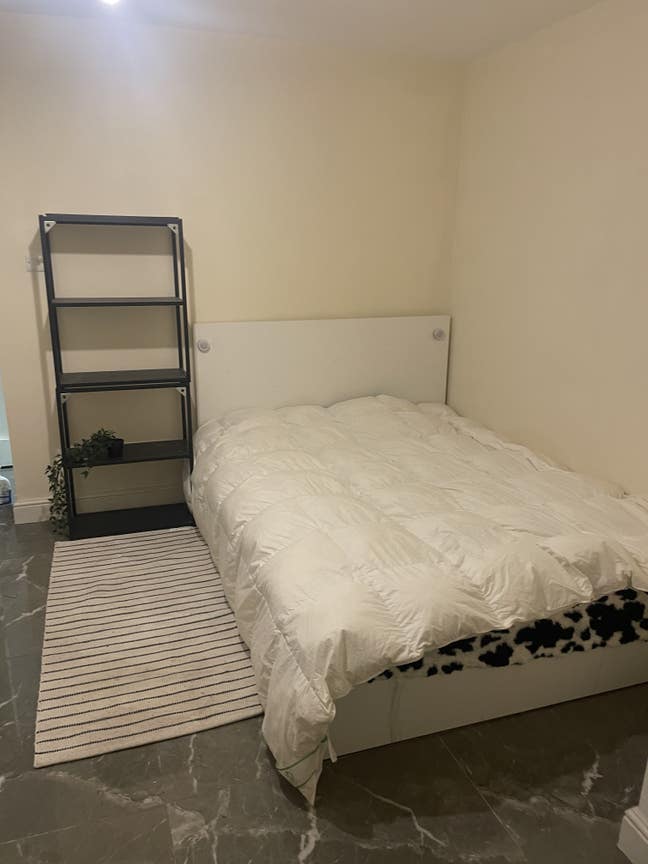Big Ensuite by Manor House Station Main Photo