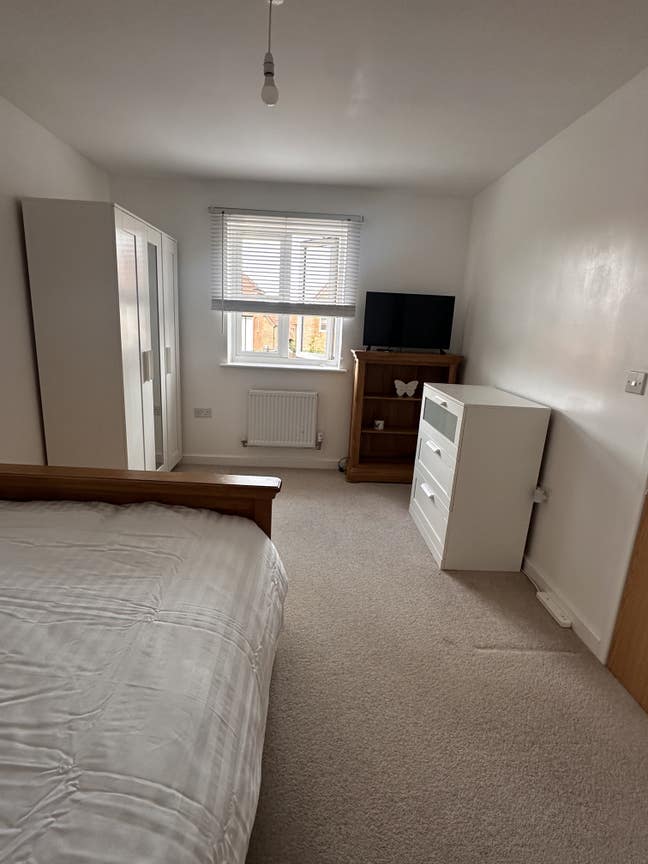 2 Furnished Rooms Available – ME8, Parking Main Photo