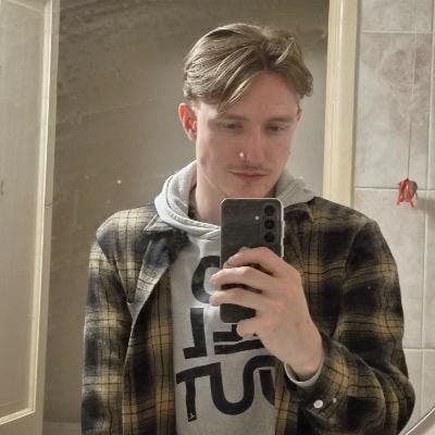 Professional Male seeks a single or double room Main Photo