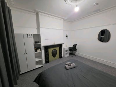 King Size Room in a Recently Refurbished Home Main Photo