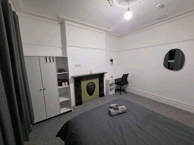 King Size Room in a Recently Refurbished Home Main Photo