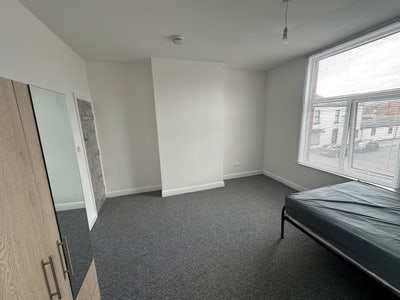 Wakefield City Centre Unlived in Room Main Photo