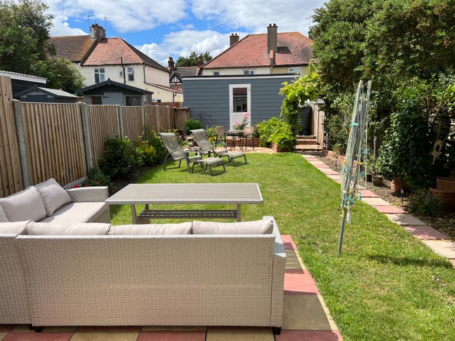Looking for a professional woman to Bungalow Share Main Photo