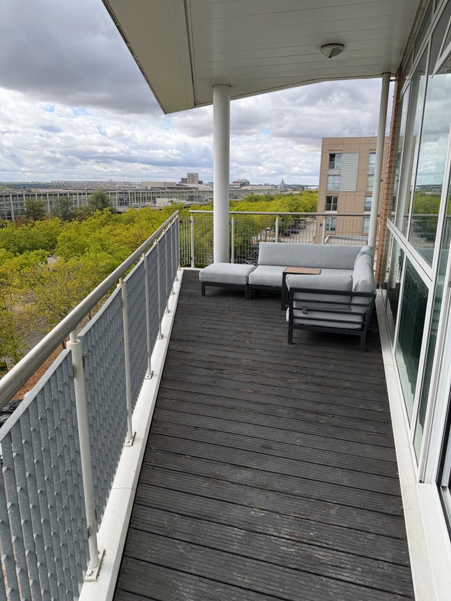 Stunning 2 bedrooms flat Main Photo