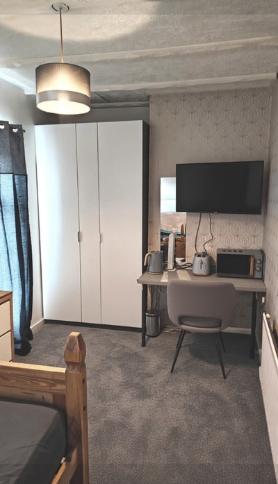 Large double with private kitchen 450 all bills in Main Photo