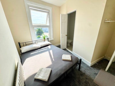 En-suite & Doubles Available Now – Surrey Quays Main Photo