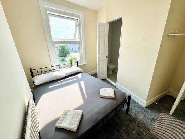 En-suite & Doubles Available Now – Surrey Quays Main Photo
