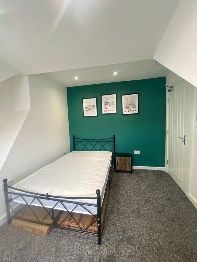 1 double bed sharing large bathroom with one other Main Photo