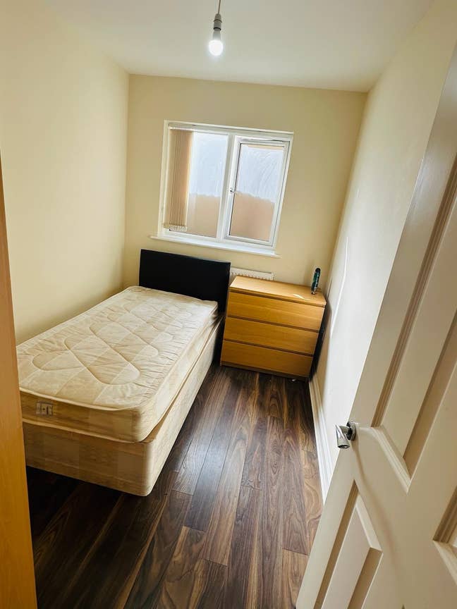 Single room available in a flat. Bills included Main Photo