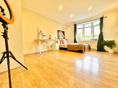 🔥2 Shoreditch Ensuites Your Bathroom, No Drama🔥 Main Photo