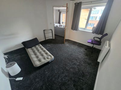 Spare Room in NG7 available for like-minded people Main Photo