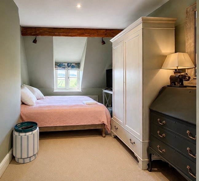 Beautiful EnSuite Weekday Room- 5 Mins to Station Main Photo