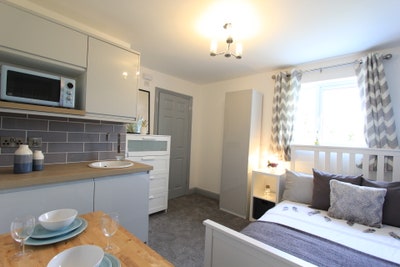 Ensuite Room + KItchenette - Queensholm Drive Main Photo