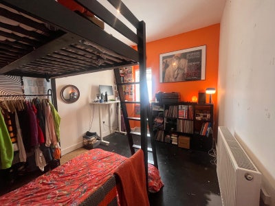 Cozy Double Room In Friendly Warehouse  Main Photo