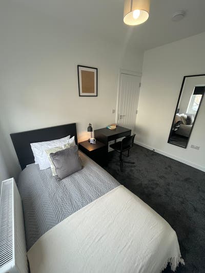 Modern Room Available in 3 Bed Luxury Houseshare  Main Photo