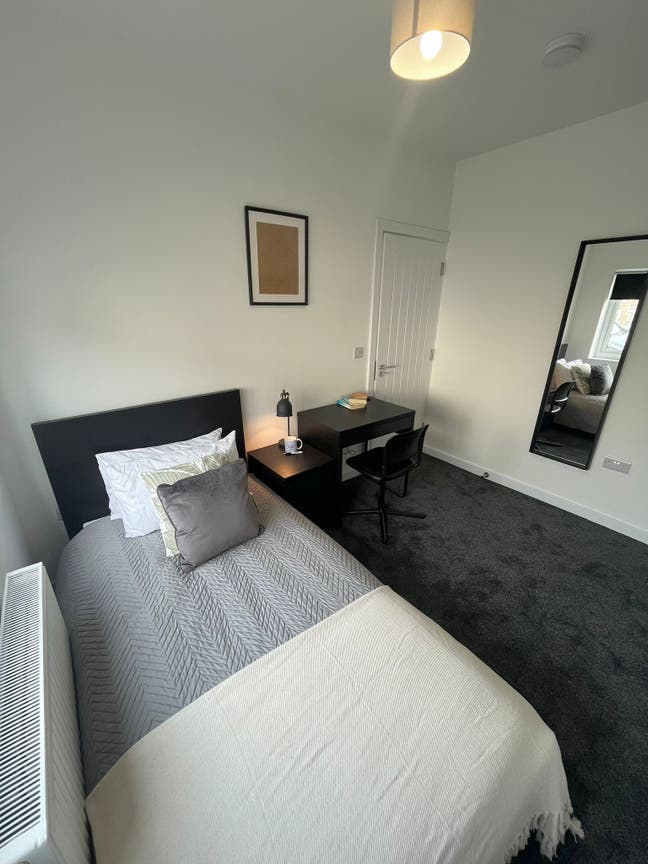 Modern Room Available in 3 Bed Luxury Houseshare  Main Photo
