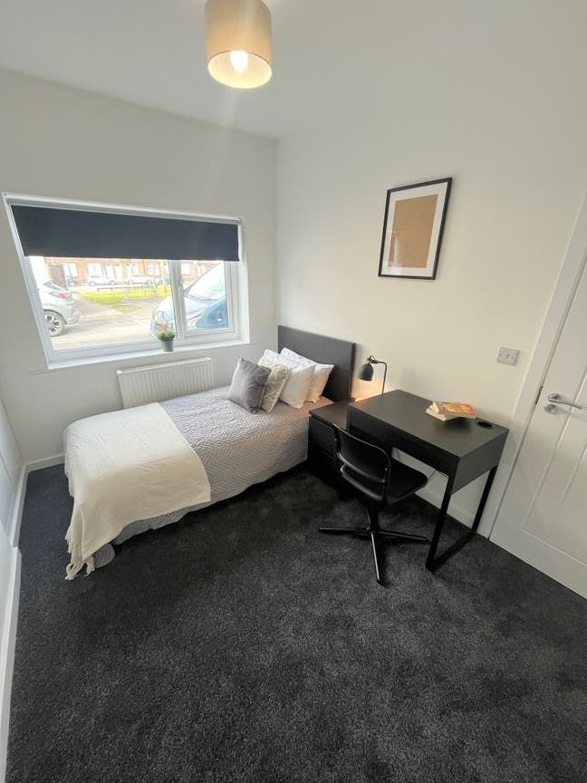 Modern Room Available in 3 Bed Luxury Houseshare  Main Photo