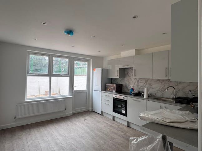 Looking for 2 friendly gals for Dalston house Main Photo