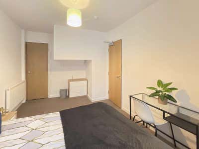 2 Rooms - All Bills Incl - Female Household Main Photo