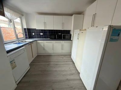Six Bedroom House in Fishponds Main Photo