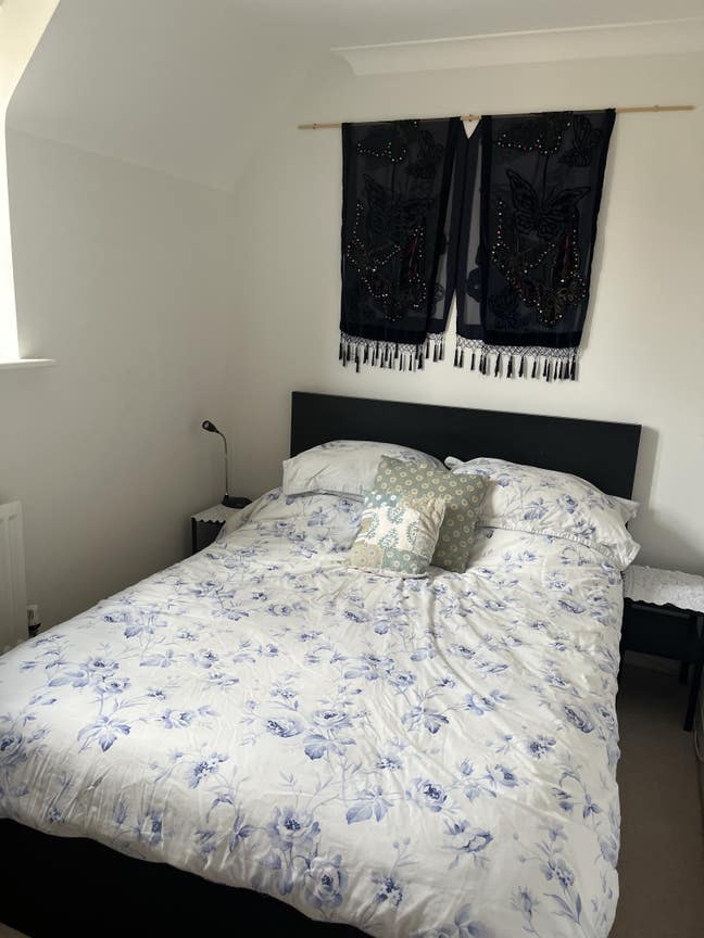 Double bedroom available now Main Photo