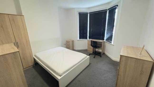 Large double room for Student only at Military Rd Main Photo