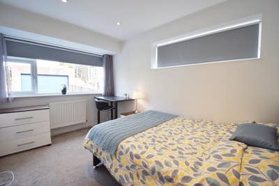 Large Room just 5 mins Caterham stn! All bills inc Main Photo