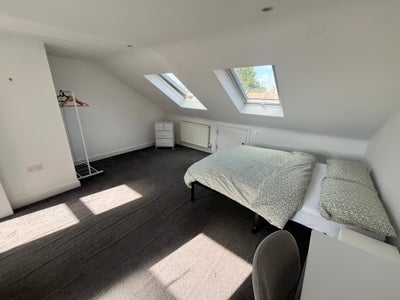 En-suite loft in cosy house shared with one person Main Photo
