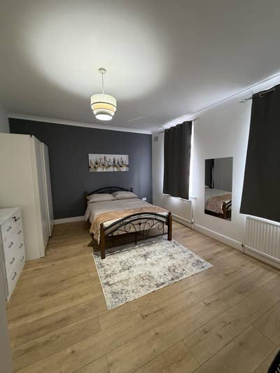 High-Spec Room, Clean & Organised — Above Standard Main Photo