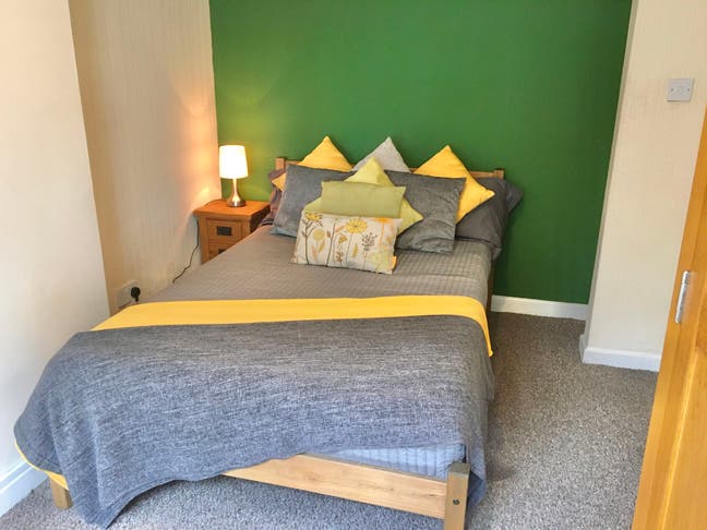 Double Rooms * Nr Morrisons & Health Centre  Main Photo