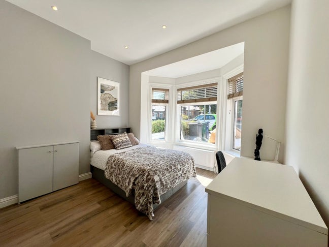 Double Room with En-Suite – Barnet Main Photo