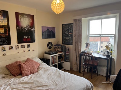 Room in centre of town available from mid Nov Main Photo