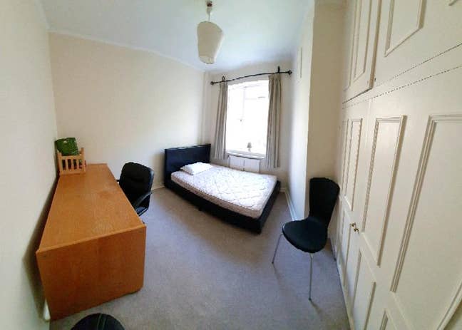 One double room available in a three bedroom flat Main Photo