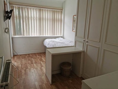 Single Ensuite Room with Private Entrance–HA3 8EY Main Photo