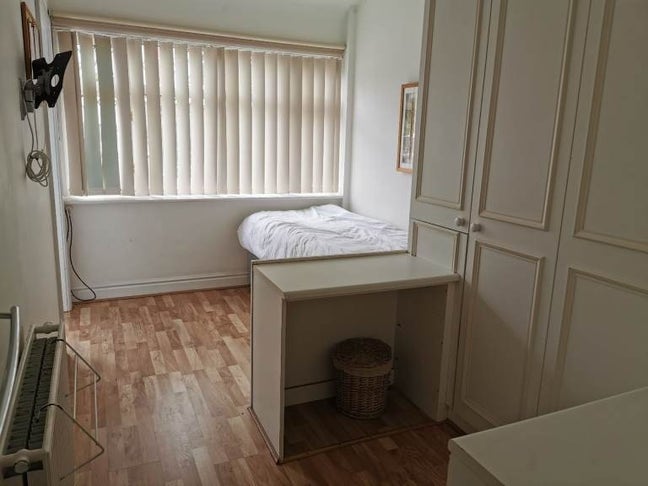 Single Ensuite Room with Private Entrance–HA3 8EY Main Photo