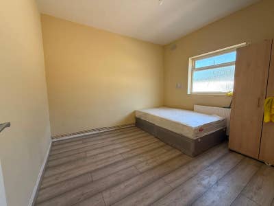 1 Bedroom flat with parking High Street, EN3 4EB Main Photo