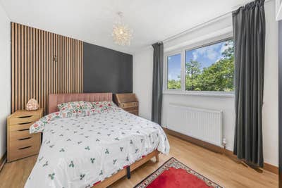 Large double bedroom Main Photo