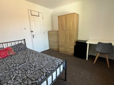 Double Room - Located by Broomfield Hospital Main Photo