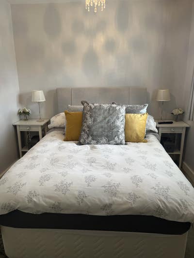Double room fully furnished with sole bathroom  Main Photo