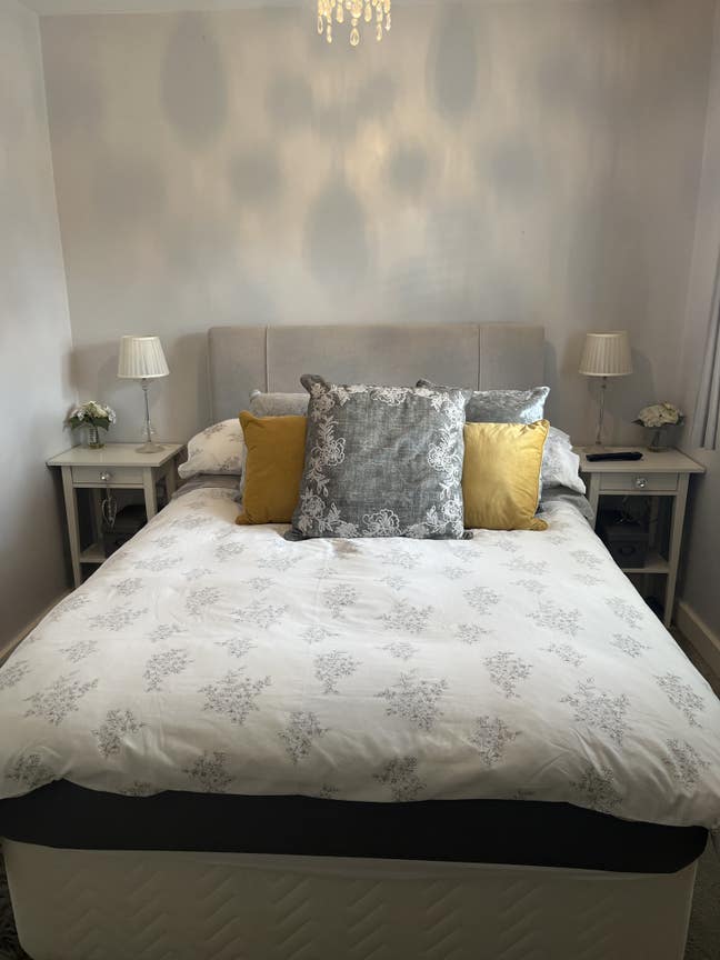 Double room fully furnished with sole bathroom  Main Photo