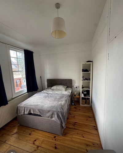 Double room in a house with a lounge.  Main Photo
