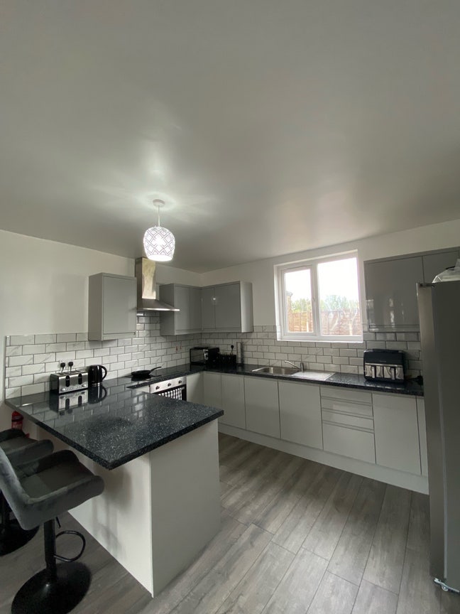 Refurbished Home for Female Professionals Main Photo