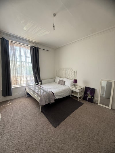 Large Room  in a quiet house 5 mins to town centre Main Photo