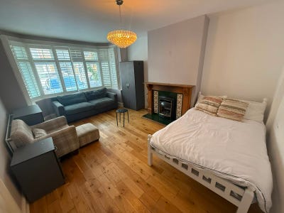 A Cosy Bedroom Haven in Bromley (Surrey Road) Main Photo